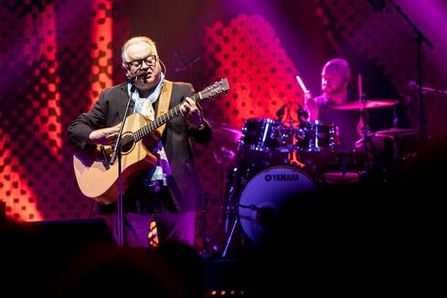 Heinz Rudolf Kunze mit Band live bei einem Konbzert seiner Der Wahrheit die Ehre -Tour in der Thüringenhalle. Erfurt, 30.04.2022