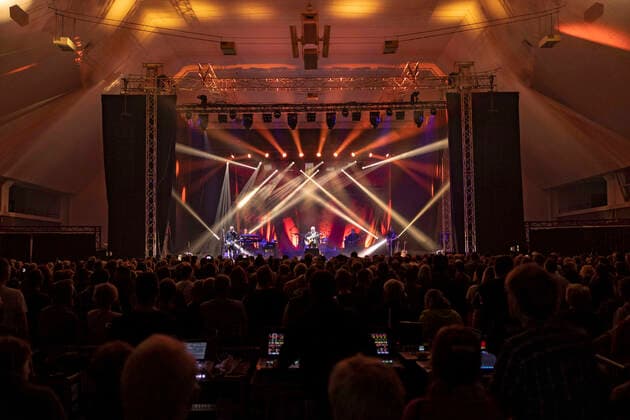 Heinz Rudolf Kunze mit Band live bei einem Konbzert seiner Der Wahrheit die Ehre -Tour in der Thüringenhalle. Erfurt, 30.04.2022