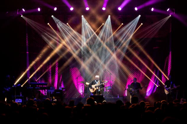 Heinz Rudolf Kunze mit Band live bei einem Konbzert seiner Der Wahrheit die Ehre -Tour in der Thüringenhalle. Erfurt, 30.04.2022