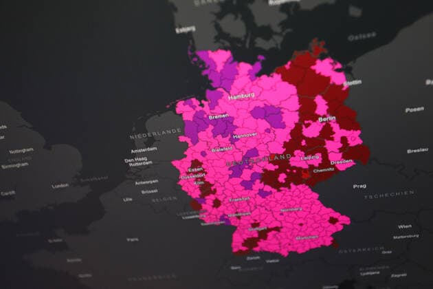 Dashboard des RKI, die 7-Tage-Inzidenz liegt nun bei 666,4 7-Tage-Inzidenz, Dashboard des RKI auf einem Monitor am 01.05.2022 in Siegen Deutschland.
