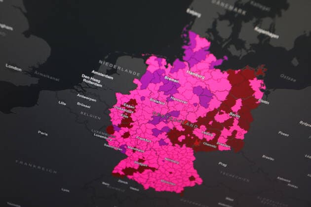 Dashboard des RKI, die 7-Tage-Inzidenz liegt nun bei 666,4 7-Tage-Inzidenz, Dashboard des RKI auf einem Monitor am 01.05.2022 in Siegen Deutschland.
