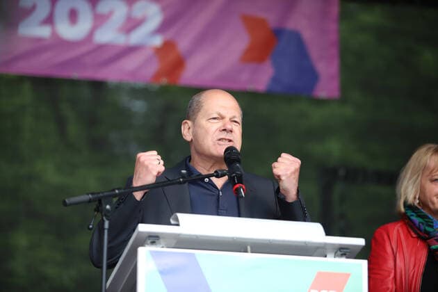 Bilder des Jahres 2022, News 05 Mai News Themen der Woche KW17 News Bilder des Tages Olaf Scholz bei der 1. Mai Kundgebung in Düsseldorf Bundeskanzler Olaf Scholz ( SPD ) bei der Kundgebung des DGB ( Deutscher Gewerkschaftsbund ) zum Tag der Arbeit auf dem Johannes-Rau-Platz in Düsseldorf am 01.05.2022. * German Chancellor Olaf Scholz at the Rally of the DGB - German Trade Union Confederation - for Labor Day on Johannes-Rau-Platz in Duesseldorf, Germany on May 01, 2022. Düsseldorf NRW Germany Copyright: xPieroxNigroxxxaal.photox