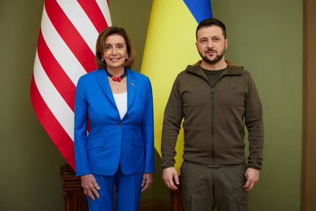Ukraine-Krieg, Jahrestag der Invasion, Persönlichkeiten besuchen die Ukraine, Archivbilder Bilder des Jahres 2022, News 05 Mai News Themen der Woche KW17 News Bilder des Tages Ukrainian President Volodymyr Zelenskyy meets with Nancy Pelosi, Speaker of the U.S. House of Representatives, during her visit to the Ukrainian capital of Kyiv, Ukraine, on May 1, 2022. Photo via Ukrainian Presidential Press Office  WAX20220050105 UKRAINIANxPRESIDENTIALxPRESSxOFF
