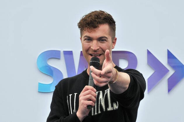 Entertainment Themen der Woche KW17 Entertainment Bilder des Tages Sänger Julian David. Sänger Julian David zu Gast im Gläsernen Studio auf dem Maimarkt am 01.05.2022 in Mannheim. 20220501MWI12164 *** Singer Julian David Singer Julian David as a guest in the glass studio at the Maimarkt on 01 05 2022 in Mannheim 20220501MWI12164