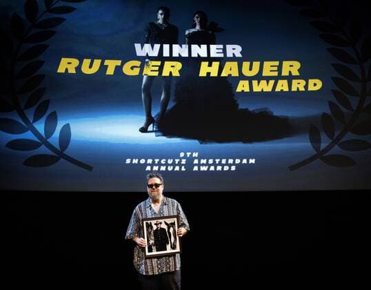 Bilder des Jahres 2022, Entertainment 05 Mai Entertainment Themen der Woche KW17 Entertainment Bilder des Tages 2022-05-01 20:45:44 AMSTERDAM - Director Martin Koolhoven receives the Rutger Hauer Award he won during the Shortcutz festival in the Eye Filmmuseum. The Rutger Hauer Award is presented annually to a person or an institution that has made an important contribution to the development and promotion of young film talent in the Netherlands. ANP RAMON VAN FLYMEN netherlands out - belgium out *** 2022 05 01 20 45 44 AMSTERDAM Director Martin Koolhoven receives the Rutger Hauer Award he won during the Shortcutz festival at the Eye Filmmuseum The Rutger Hauer Award is presented annually to a person or an institution that has made an important contribution to the development and promotion of young film talent in the Netherlands ANP RAMON VAN FLYMEN  Copyright: xx x447894027x originalFilename: 447894027.jpg