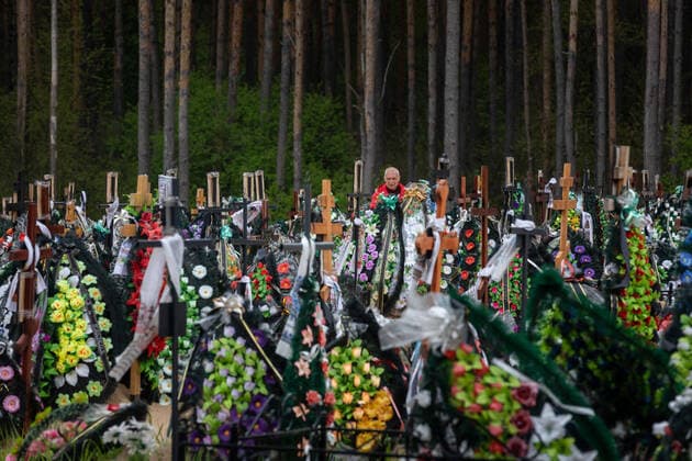 Bilder des Jahres 2022, News 05 Mai News Themen der Woche KW17 News Bilder des Tages May 1, 2022, Irpin, Ukraine: A large number of fresh graves in the cemetery in Irpin where local residents and members of territorial defense are buried who were killed as a result of Russian invasion of Ukraine. People commemorate their loved ones at the cemetery, Irpin, Kyiv region, Ukraine amid the Russian aggression on Ukraine. Irpin Ukraine - ZUMAs197 20220501_zaa_s197_313 Copyright: xMykhayloxPalinchakx