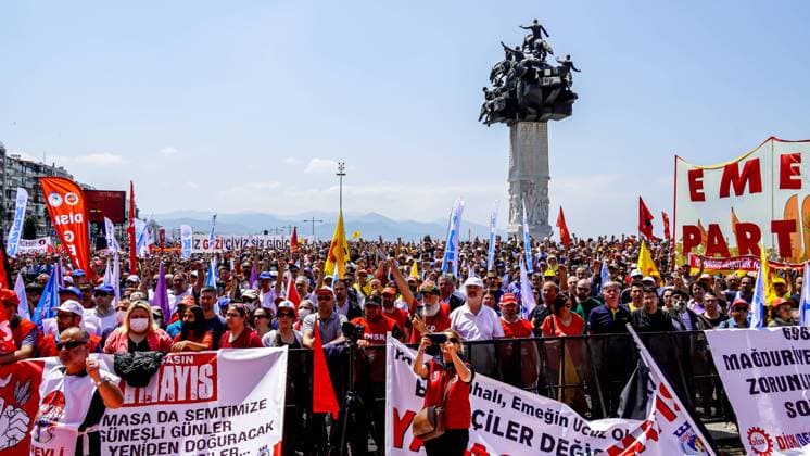 News Bilder des Tages International Labour Day celebration and demonstration 1 May International Labour Day celebration and demonstration has held in Izmir, Turkey. Mostly left-wing workers, organisations and unions have marched with slogans, banners and flags.The crowded groups celebrated the day with folkloric dance and songs. Izmir Metropolitan Municipality Mayor Tunç Soyer also attended the celebration. Izmir Turkey Turkey Copyright: IdilxToffolo