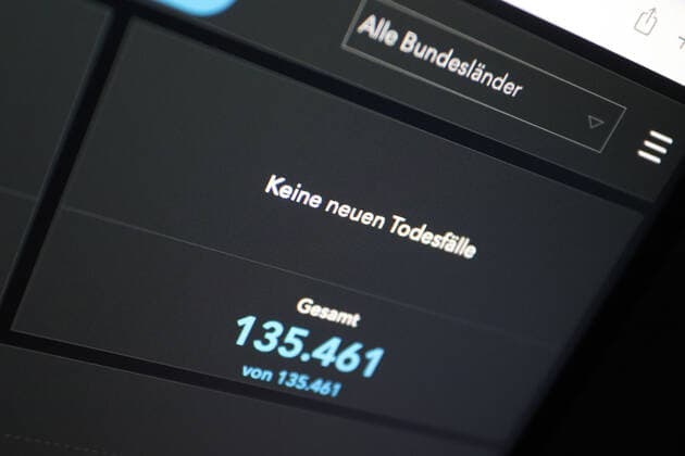 Dashboard des RKI, die 7-Tage-Inzidenz liegt nun bei 639,5 es werden KEINE NEUEN TODESFAELLE (TODESFÄLLE) gemeldet. 7-Tage-Inzidenz, Dashboard des RKI auf einem Monitor am 02.05.2022 in Siegen Deutschland.