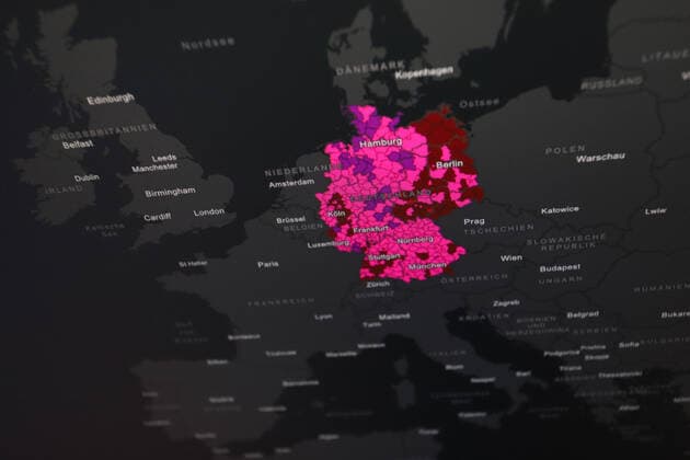 Dashboard des RKI, die 7-Tage-Inzidenz liegt nun bei 639,5 es werden KEINE NEUEN TODESFAELLE (TODESFÄLLE) gemeldet. 7-Tage-Inzidenz, Dashboard des RKI auf einem Monitor am 02.05.2022 in Siegen Deutschland.
