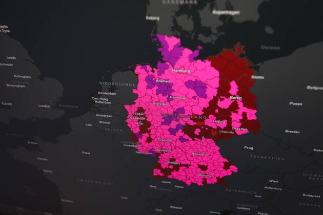 Dashboard des RKI, die 7-Tage-Inzidenz liegt nun bei 639,5 es werden KEINE NEUEN TODESFAELLE (TODESFÄLLE) gemeldet. 7-Tage-Inzidenz, Dashboard des RKI auf einem Monitor am 02.05.2022 in Siegen Deutschland.