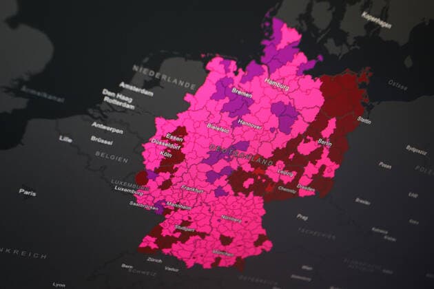 Dashboard des RKI, die 7-Tage-Inzidenz liegt nun bei 639,5 es werden KEINE NEUEN TODESFAELLE (TODESFÄLLE) gemeldet. 7-Tage-Inzidenz, Dashboard des RKI auf einem Monitor am 02.05.2022 in Siegen Deutschland.