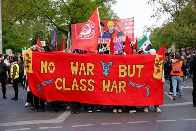 Demonstranten bei der Revolutionären 1.Mai-Demo unter dem Motto Revolutionärer Erster Mai: Yallah Klassenkampf - No war but classwar! von Neukölln nach Kreuzberg. Berlin, 01.05.2022 *** Demonstrators at the Revolutionary 1 May Demo under the slogan Revolutionary First May Yallah class struggle No war but classwar from Neukölln to Kreuzberg Berlin, 01 05 2022 Foto:xJ.xMWx xFuturexImage