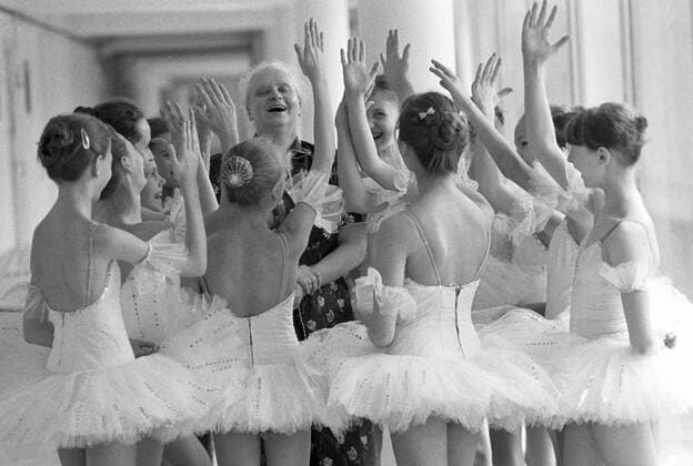 KIRILLOVA CHOREOGRAPHIC SCHOOL KIEV 23078 03.05.1984 Art director of the State Choreographic School, Merited Artist of the U.S.S.R. and winner of the U.S.S.R. State Prize Galina Kirillova (center) with pupils. Igor Kostin Sputnik Kiev Ukraine  Copyright: xIgorxKostinx