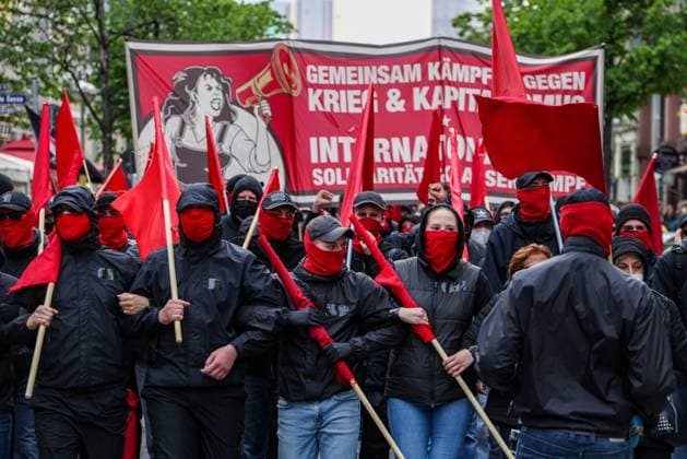 01.05.2022 Mehrere tausend Menschen demonstrieren am Tag der Arbeit auf der revolutionären Maidemonstration in Frankfurt am Main. *** 01 05 2022 Several thousand people demonstrate on Labor Day at the revolutionary May Day demonstration in Frankfurt am Main, Germany