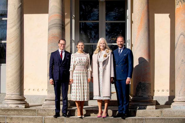 Bilder des Jahres 2022, Entertainment 05 Mai Entertainment Themen der Woche KW18 Entertainment Bilder des Tages 02-05-2022 Sweden Prince Haakon and Princess Mette-Marit and Princess Victoria and Prince Daniel posing at Haga palace on the 1st day of the official 3 day visit of the Norwegian Crown Prince and Princess to Sweden. Â  Copyright: xPPEx
