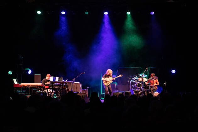 Pat Metheny mit Chris Fishman und Joe Dyson live im Rahmen des Jazz in the City -Konzertreihe im Parksaal. Erfurt, 01.05.2022
