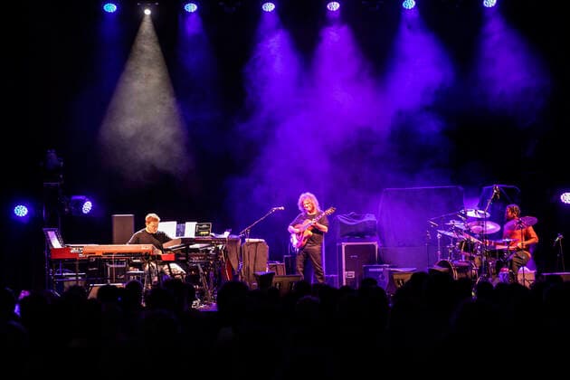 Pat Metheny mit Chris Fishman und Joe Dyson live im Rahmen des Jazz in the City -Konzertreihe im Parksaal. Erfurt, 01.05.2022