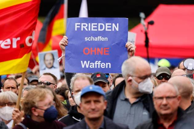 Demonstranten gegen Kanzler Olaf Scholz halten Schilder mit Forderungen wie Frieden schaffen ohne Waffen in die Höhe auf der DGB-Veranstaltung am Tag der Arbeit auf dem Johannes Rau Platz. Düsseldorf, 01.05.2022 NRW Deutschland *** Demonstrators against Chancellor Olaf Scholz hold up signs with demands such as create peace without weapons at the DGB Labor Day event at Johannes Rau Platz Düsseldorf, 01 05 2022 NRW Germany Copyright: xChristophxHardtx
