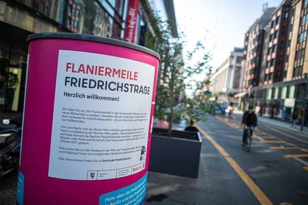 Radfahrer am 02. Mai 2022 auf der Friedrichstrasse in Berlin. Die Straße ist autofrei. Es wird debattiert, dass auch die Fahrräder verboten werden sollen. autofreie Friedrichstrasse *** Cyclists on 02 May 2022 on Friedrichstrasse in Berlin The street is car-free It is debated that the bicycles should also be banned car-free Friedrichstrasse