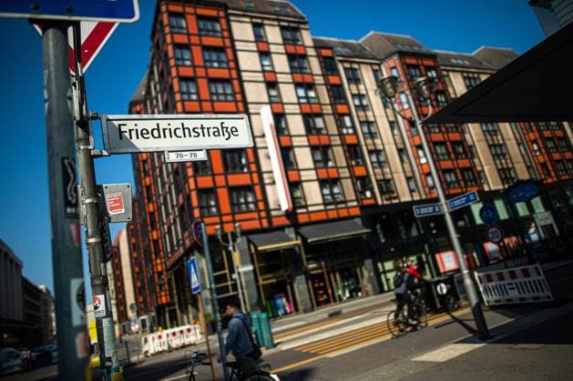 Radfahrer am 02. Mai 2022 auf der Friedrichstrasse in Berlin. Die Straße ist autofrei. Es wird debattiert, dass auch die Fahrräder verboten werden sollen. autofreie Friedrichstrasse *** Cyclists on 02 May 2022 on Friedrichstrasse in Berlin The street is car-free It is debated that the bicycles should also be banned car-free Friedrichstrasse