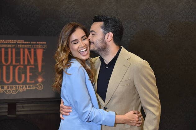 Bilder des Jahres 2022, Entertainment 05 Mai Entertainment Themen der Woche KW18 Entertainment Bilder des Tages Jana Ina und Giovanni Zarrella posieren für Moulin Rouge - Das Musical das am 06.11.2022 in Köln Premiere feiert. *** Jana Ina and Giovanni Zarrella pose for Moulin Rouge The Musical that premieres on 06 11 2022 in Cologne
