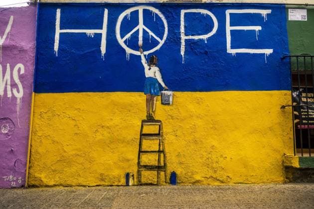 Bilder des Jahres 2022, News 05 Mai News Themen der Woche KW18 News Bilder des Tages May 2, 2022, Barcelona, Catalonia, Spain: A mural graffiti by Italian urban artist TVBoy , Salvatore Benintende, titled Hope depicting a little girl in front of the Ukrainian colors writing the word HOPE in protest to the ongoing Russian attacks Barcelona Spain - ZUMAo105 20220502_zap_o105_018 Copyright: xMatthiasxOesterlex
