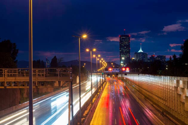 News Themen der Woche KW18 News Bilder des Tages freeway Donauufer Autobahn A22, light trails of cars, wet rainy road, DC Tower 1 Wien, Vienna Wien Austria 22. Donaustadt