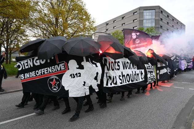 Rund 800 Anarchisten und Anarchistinnen haben am 1. Mai 2022 am Abend in Wilhelmsburg unter dem Motto: Verboten gut - Anarchismus in die Offensive demonstriert. Im Verlauf der Demonstration wurde der Aufzug einigemale von der Polizei gestoppt. Immer wieder wurden Rauchtöpfe und Pyro Fackeln gezündet. Außerdem waren Teilnehmende vermummt und hielten Schirme und Transparente als Sichtschutz hoch. Hamburg, der 01.05.2022 Verboten gut - Anarchismus in die Offensive anarchistische 1. Mai Demonstration in Wilhelmsburg, Hamburg-Mitte Hamburg Deutschland Wilhelmsburg *** About 800 anarchists have demonstrated on 1 May 2022 in the evening in Wilhelmsburg under the motto Forbidden good Anarchism on the offensive In the course of the demonstrat