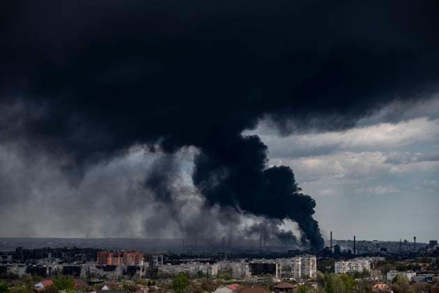 Ukraine-Krieg, Jahrestag der Invasion, Chronologie der Ereignisse, Archivbilder News Bilder des Tages DPR LPR Russia Ukraine Military Operation 8182359 02.05.2022 Smoke rises over Azovstal plant in Mariupol, Donetsk People s Republic. Valery Melnikov Sputnik Mariupol Donetsk People s Republic  Copyright: xValeryxMelnikovx
