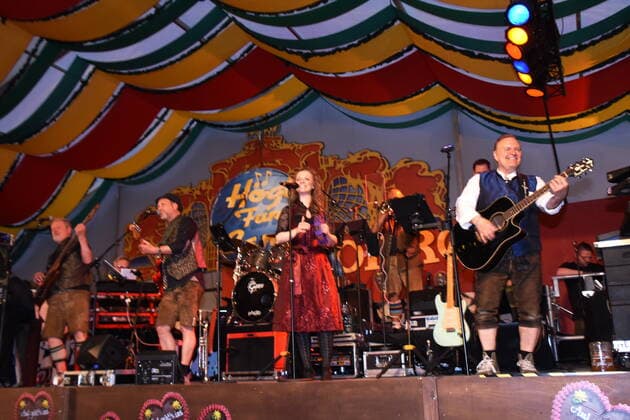 Michi Hoegl Fun Band -Bandleader mit seiner Band Muenchen 02.05.2022 Theresien Wiese Hippodrom Zelt-Fruehlingsfest Muenchen