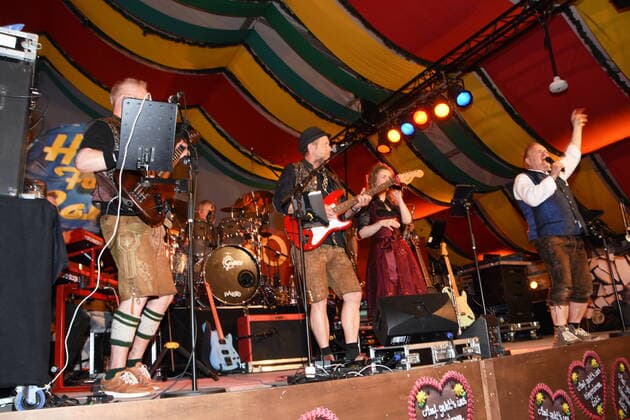 Michi Hoegl Fun Band -Bandleader mit seiner Band Muenchen 02.05.2022 Theresien Wiese Hippodrom Zelt-Fruehlingsfest Muenchen