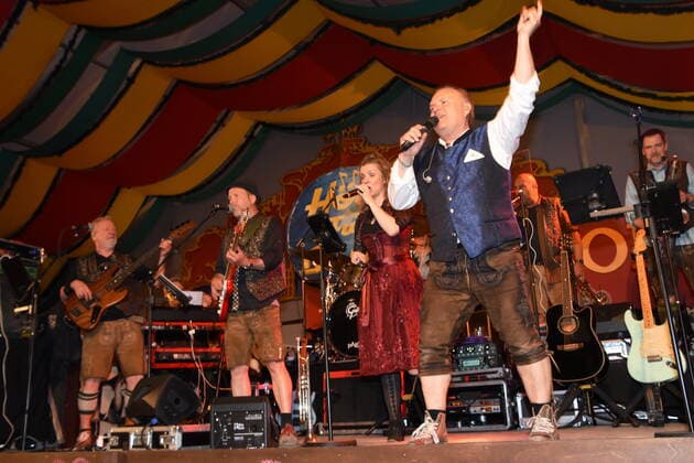 Michi Hoegl Fun Band -Bandleader mit seiner Band Muenchen 02.05.2022 Theresien Wiese Hippodrom Zelt-Fruehlingsfest Muenchen