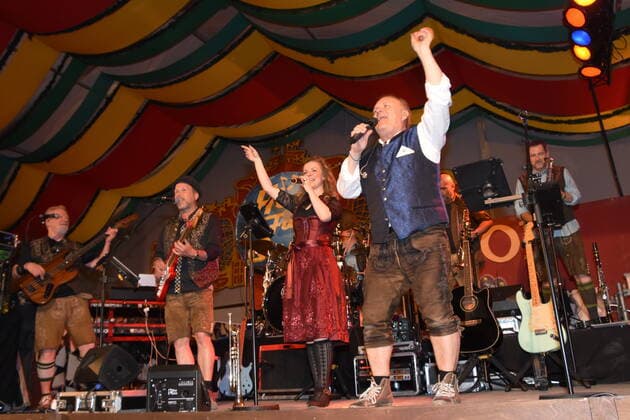 Michi Hoegl Fun Band -Bandleader mit seiner Band Muenchen 02.05.2022 Theresien Wiese Hippodrom Zelt-Fruehlingsfest Muenchen