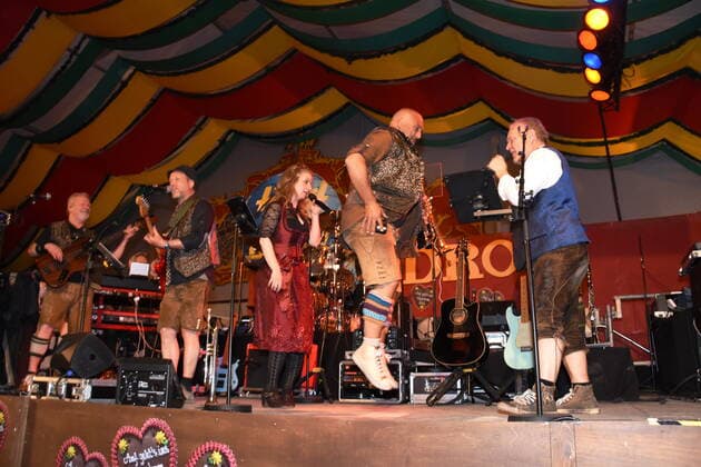 Michi Hoegl Fun Band -Bandleader mit seiner Band Muenchen 02.05.2022 Theresien Wiese Hippodrom Zelt-Fruehlingsfest Muenchen