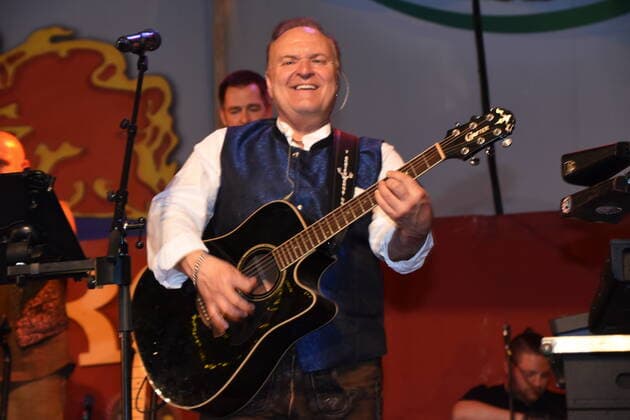 Michi Hoegl Fun Band -Bandleader Muenchen 02.05.2022 Theresien Wiese Hippodrom Zelt-Fruehlingsfest Muenchen