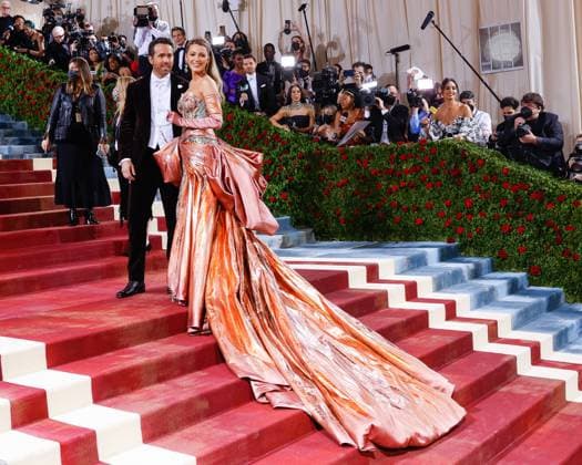 Entertainment Themen der Woche KW18 Entertainment Bilder des Tages Blake Lively and Ryan Reynolds arrive on the red carpet for The Met Gala at The Metropolitan Museum of Art celebrating the Costume Institute opening of In America: An Anthology of Fashion in New York City on Monday, May 2, 2022.  NYP202205025118 JOHNxANGELILLO