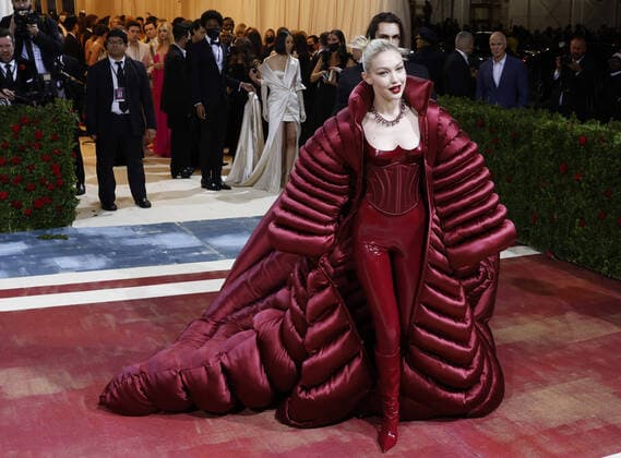 Entertainment Themen der Woche KW18 Entertainment Bilder des Tages Gigi Hadid arrives on the red carpet for The Met Gala at The Metropolitan Museum of Art celebrating the Costume Institute opening of In America: An Anthology of Fashion in New York City on Monday, May 2, 2022.  NYP20220502276 JOHNxANGELILLO