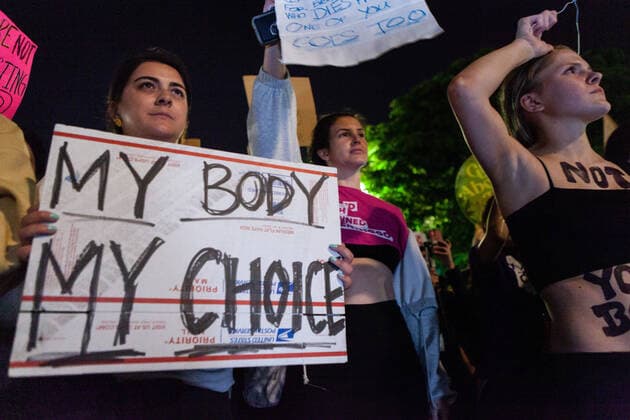 News Bilder des Tages Demonstration at the Supreme Court after leak that Court will overturn Roe v. Wade Protesters chant my body, my choice, during a demonstration just hours after Politico reported that Supreme Court justices had voted to overturn Roe v. Wade I™m a draft opinion for the Dobbs v. JWHO case. Jackson Women™s Health Organization is challenging Mississippi™s ban on abortion after 15 weeks, prior to fetal viability, which has been the standard since the Roe decision. Washington DC United States  Copyright: xAllisonxBaileyx originalFilename: bailey-demonstr220503_np7bE.jpg