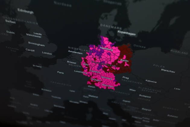 Dashboard des RKI, die 7-Tage-Inzidenz liegt nun bei 632,2 7-Tage-Inzidenz, Dashboard des RKI auf einem Monitor am 03.05.2022 in Siegen Deutschland.