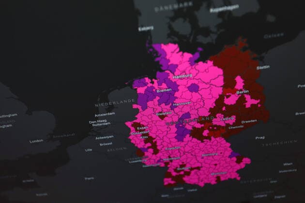 Dashboard des RKI, die 7-Tage-Inzidenz liegt nun bei 632,2 7-Tage-Inzidenz, Dashboard des RKI auf einem Monitor am 03.05.2022 in Siegen Deutschland.