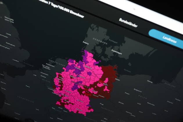 Dashboard des RKI, die 7-Tage-Inzidenz liegt nun bei 632,2 7-Tage-Inzidenz, Dashboard des RKI auf einem Monitor am 03.05.2022 in Siegen Deutschland.