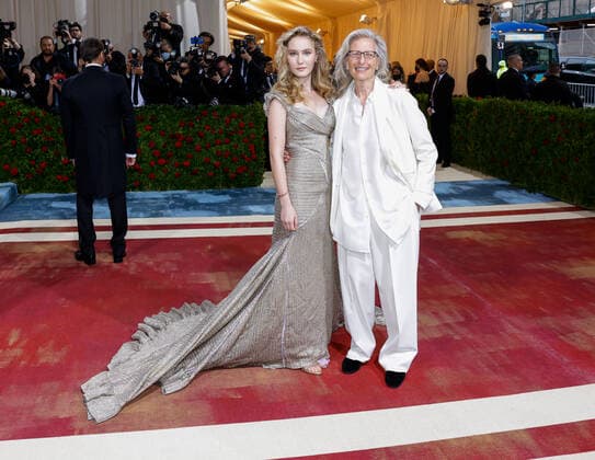 Entertainment Bilder des Tages Annie Leibowitz and Samuelle Leibovitz arrive on the red carpet for The Met Gala at The Metropolitan Museum of Art celebrating the Costume Institute opening of In America: An Anthology of Fashion in New York City on Monday, May 2, 2022.  NYP20220502559 JOHNxANGELILLO