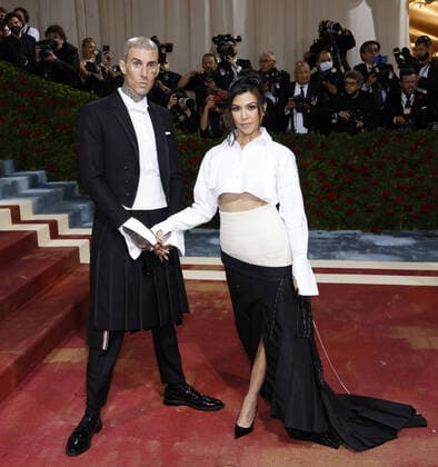 Entertainment Themen der Woche KW18 Entertainment Bilder des Tages Travis Barker and Kourtney Kardashian arrive on the red carpet for The Met Gala at The Metropolitan Museum of Art celebrating the Costume Institute opening of In America: An Anthology of Fashion in New York City on Monday, May 2, 2022.  NYP20220502252 JOHNxANGELILLO