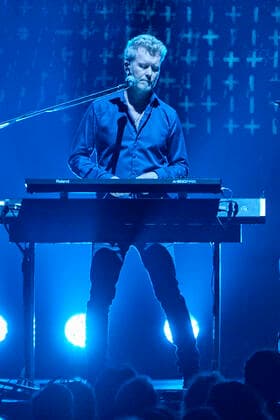Magne Furuholmen von a-ha live beim Auftakt der Deutschlandtournee der Hunting High and Low -Tour in der ZAG Arena. Hannover, 02.05.2022