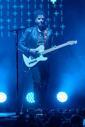 Pal Waaktaar-Savoy von a-ha live beim Auftakt der Deutschlandtournee der Hunting High and Low -Tour in der ZAG Arena. Hannover, 02.05.2022