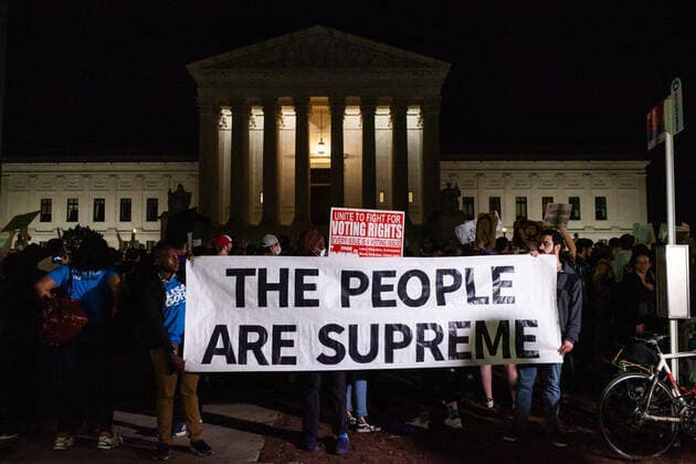 Bilder des Jahres 2022, News 05 Mai News Themen der Woche KW18 News Bilder des Tages Demonstration at the Supreme Court after leak that Court will overturn Roe v. Wade Members of Democratic Socialists of America hold a banner during a demonstration just hours after Politico reported that Supreme Court justices had voted to overturn Roe v. Wade. In a draft opinion for the Dobbs v. JWHO case. Jackson Women™s Health Organization is challenging Mississippi™s ban on abortion after 15 weeks, prior to fetal viability, which has been the standard since the Roe decision. Hundreds of pro-choice and pro-life demonstrators were present. Washington DC United States  Copyright: xAllisonxBaileyx originalFilename: bailey-demonstr220503_npd0w.jpg