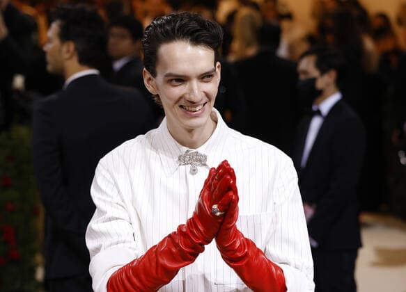 Kodi Smit-McPhee arrives on the red carpet for The Met Gala at The Metropolitan Museum of Art celebrating the Costume Institute opening of In America: An Anthology of Fashion in New York City on Monday, May 2, 2022.  NYP20220502309 JOHNxANGELILLO
