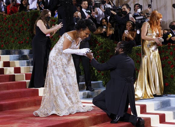 Entertainment Themen der Woche KW18 Entertainment Bilder des Tages Bobby Digi Olisa (R) proposes to Commissioner of NYC Cultural Affairs Laurie Cumbo on the red carpet for The Met Gala at The Metropolitan Museum of Art celebrating the Costume Institute opening of In America: An Anthology of Fashion in New York City on Monday, May 2, 2022.  NYP20220502334 JOHNxANGELILLO