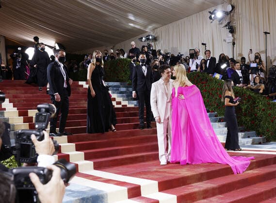 Entertainment Themen der Woche KW18 Entertainment Bilder des Tages Brooklyn Beckham and Nicola Peltz arrive on the red carpet for The Met Gala at The Metropolitan Museum of Art celebrating the Costume Institute opening of In America: An Anthology of Fashion in New York City on Monday, May 2, 2022.  NYP20220502263 JOHNxANGELILLO