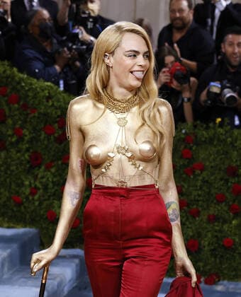 Entertainment Themen der Woche KW18 Entertainment Bilder des Tages Cara Delevingne arrives on the red carpet for The Met Gala at The Metropolitan Museum of Art celebrating the Costume Institute opening of In America: An Anthology of Fashion in New York City on Monday, May 2, 2022.  NYP20220502227 JOHNxANGELILLO